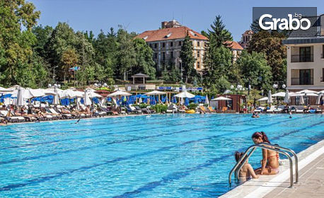 Цял ден релакс в Банкя през Юни: Ползване на басейн с минерална вода, шезлонг и чадър