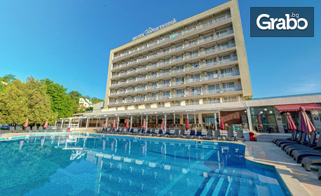 Цяло лято в Златни пясъци: Нощувка на база All Inclusive с изглед към морето, плюс басейн с чадър и шезлонг и паркинг